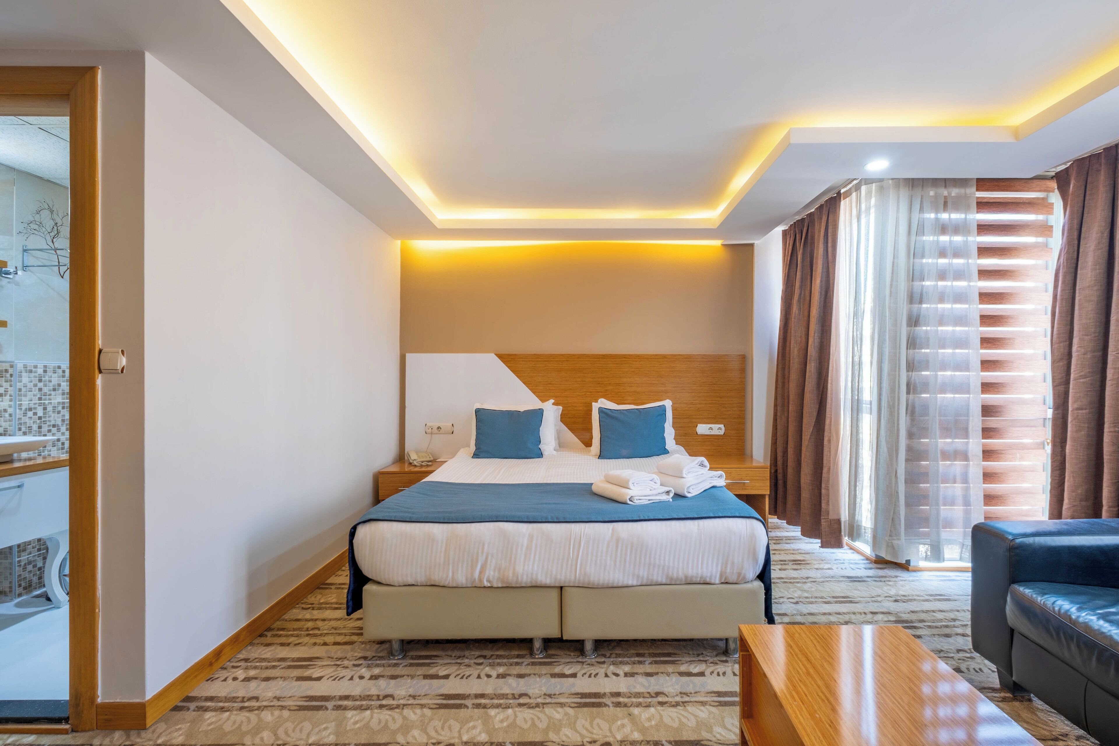 Suíte standard, vista para a cidade | Cofres nos quartos, ferros/tábuas de passar roupa, Wi-Fi de cortesia