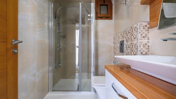 Deluxe Room Sea View | Bathroom | Shower, hair dryer, slippers, towels