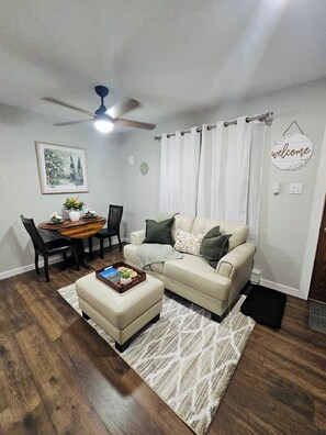 Living area - Sundown Escape Near SouthShore University Hospital (Bay Shore)