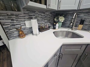 Private kitchen - Sundown Escape Near SouthShore University Hospital (Bay Shore)