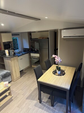 Dining - Mobilhome Camping 4 *aux Charmettes (Les Mathes)