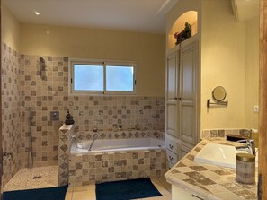 Shower, jetted bath, hair dryer, towels - MAGNIFICENT CALIFORNIAN SWIMMING POOL-HOUSE-le clos des vignes (Junas)