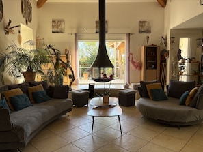 Ein geräumiges Wohnzimmer mit zwei Sofas, einem Couchtisch und einem großen Fenster.