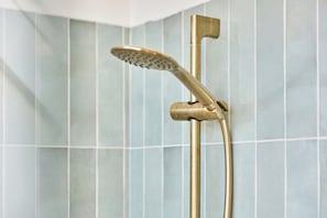 Douche, sĂšche-cheveux, serviettes fournies, savon