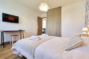 4 bedrooms, iron/ironing board, WiFi, bed sheets - Familly house • 4 bedrooms • Spa • Garden • Parking (Reims)