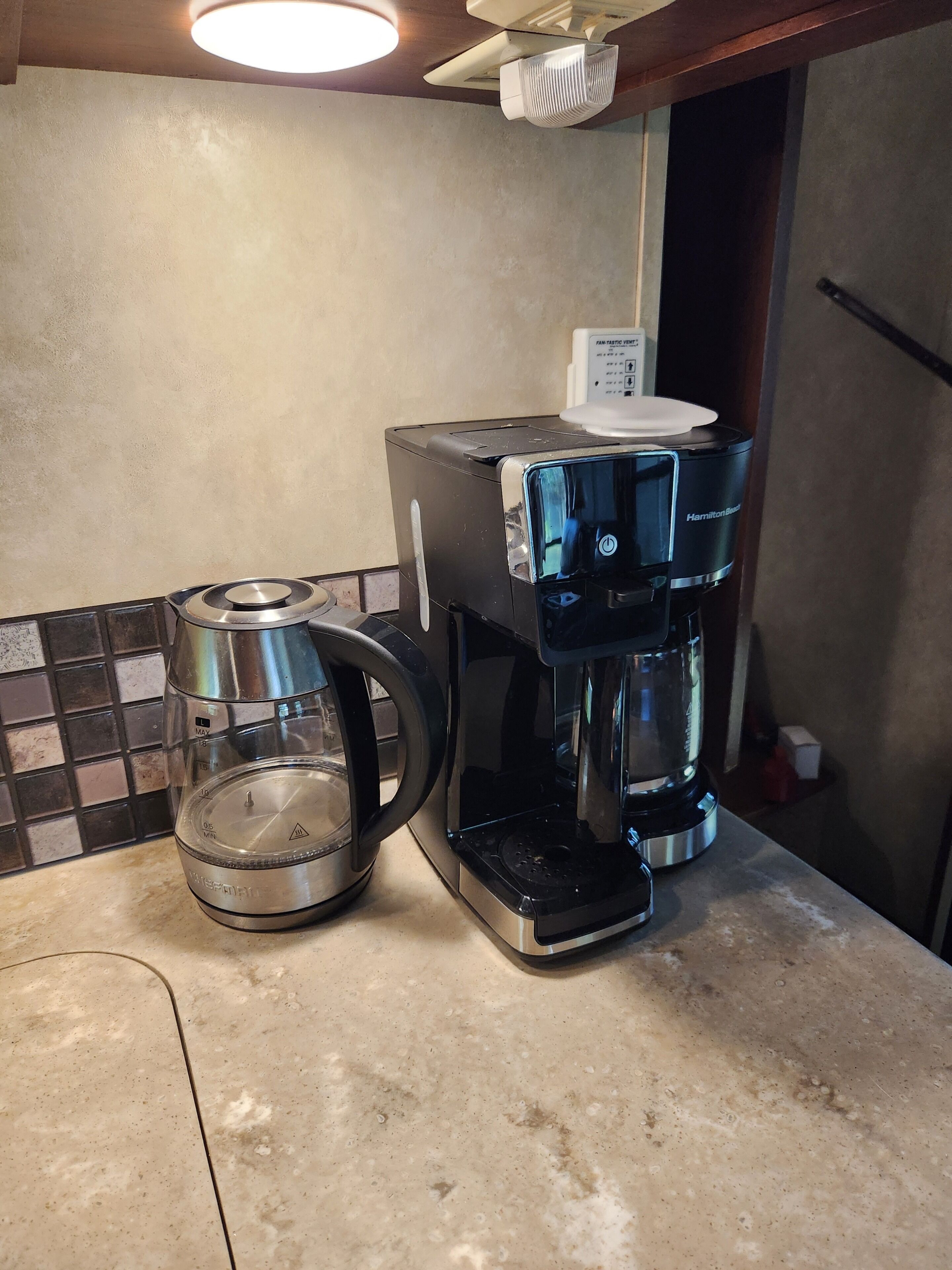 Cafetera y tetera, refrigerador, microondas y parrilla de estufa 