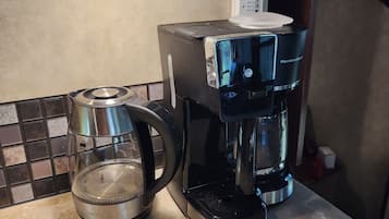 Cafetera y tetera, refrigerador, microondas y parrilla de estufa