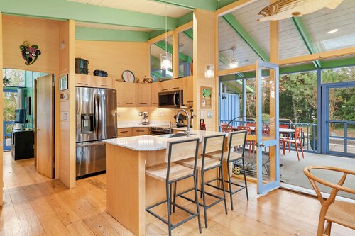 Middlesex Cottage, 3 bedroom, 2 bath located in the Middlesex Community! Access to beach, free wifi, shopping, restaurants and more!