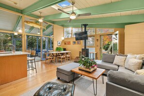Living area - Middlesex Cottage, 3 bedroom, 2 bath located in the Middlesex Community! Access to beach, free wifi, shopping, restaurants and more! (Bethany Beach)