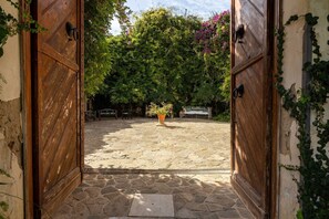 Terrace/patio - Apartment 'Tenuta Donna Vittoria Bouganville' with Mountain View, Wi-Fi and Air Conditioning (Trapani)