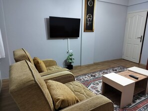 House, 3 Bedrooms, Smoking, Balcony | Ruang tamu