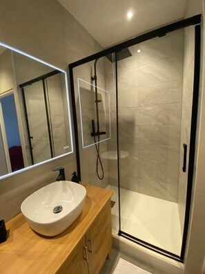 Dusche, Haartrockner, Handtücher, Toilettenpapier