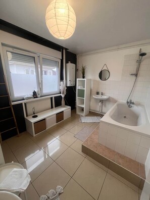 Bathroom - Illkirch centre • 2 bedrooms • Sleeps 6 • Near the tram (Illkirch-Graffenstaden)