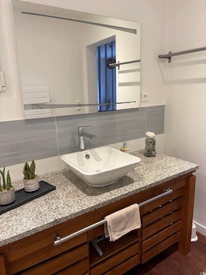 Bathroom - L’Abri du Bonheur • Terrace • Parking • Sleeps 5 (Lampertheim)