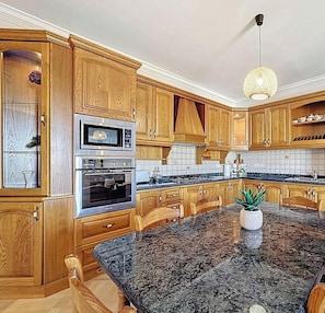 Fridge, microwave, oven, stovetop - Seaside Retreat with Balcony Views in Marsaskala (Wied il-Għajn)