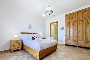 2 bedrooms, desk, iron/ironing board - Seaside Retreat with Balcony Views in Marsaskala (Wied il-Għajn)