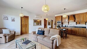 Ein Wohnzimmer mit Sofa, Couchtisch und Pendelleuchten.