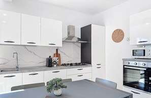Fridge, microwave, oven, stovetop - Mosta Couples Retreat - Sunny Rooftop 2BR (Il-Mosta)