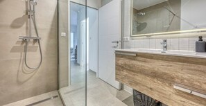 Shower, hair dryer, towels, soap - Orange Blossom (La Ciotat)
