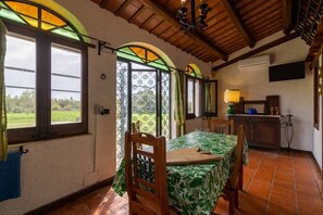 Dining - Apartment 'Tenuta Donna Vittoria Grande' with Mountain View, Wi-Fi and Air Conditioning (Trapani)