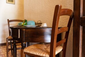 Dining - Apartment 'Tenuta Donna Vittoria Mandarino' with Mountain View, Wi-Fi and Air Conditioning (Trapani)