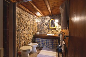 Bathroom - Apartment 'Tenuta Donna Vittoria Piccola' with Mountain View, Wi-Fi and Air Conditioning (Trapani)