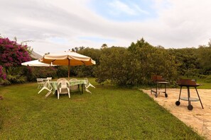 Outdoor dining - Apartment 'Tenuta Donna Vittoria Piccola' with Mountain View, Wi-Fi and Air Conditioning (Trapani)