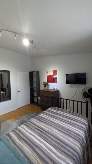 Shared Dormitory, 1 Bedroom, Fireplace - Room-private Room2 North York Quiet (Toronto)