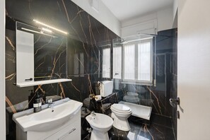 Douche, sèche-cheveux, serviettes fournies