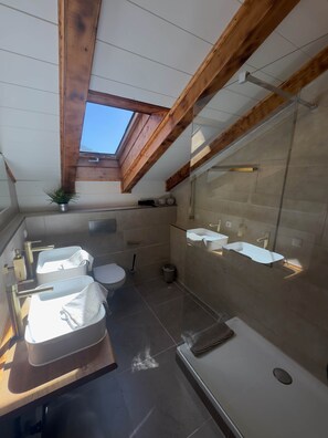 Hair dryer, towels - Apartment-Private Bathroom-Mountain View-Wohnung 3 (Garmisch-Partenkirchen)