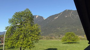 Un paisaje montañoso con árboles y cielo despejado.