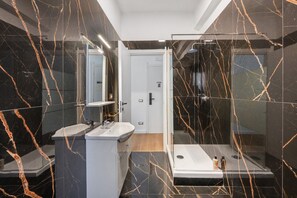Shower, hair dryer, towels - Mirosa Luxury Room 214 with Wi-Fi and Air Conditioning (Pompei)
