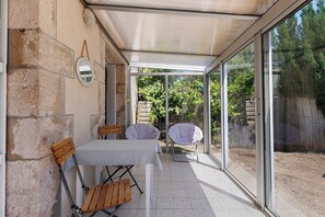 Outdoor dining - Holiday Home 'Maison Le Port Au Vin' with Shared Terrace, Private Garden and Wi-Fi (Avaray)