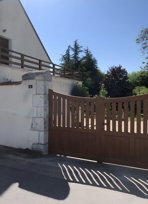 Property grounds - Holiday Home 'Maison Le Port Au Vin' with Shared Terrace, Private Garden and Wi-Fi (Avaray)