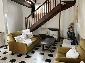 Living area - Holiday Home 'Maison Le Port Au Vin' with Shared Terrace, Private Garden and Wi-Fi (Avaray)