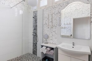 Shower, hair dryer, towels - Holiday Home 'Maison Le Port Au Vin' with Shared Terrace, Private Garden and Wi-Fi (Avaray)