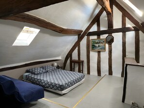 Room - Unique Character House in Beaugency with Wi-Fi (Beaugency)