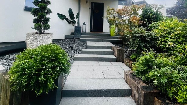 A modern house with a staircase leading to the entrance, surrounded by greenery and a clear sky. - Villa Exclusive 10pers, Garages, 10 min Cathedral (Strasbourg)