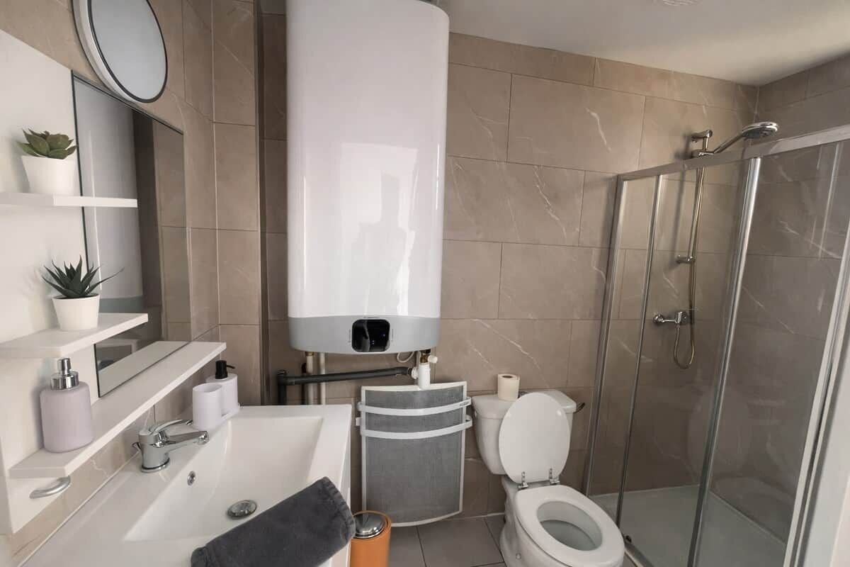 Sèche-cheveux, papier toilette