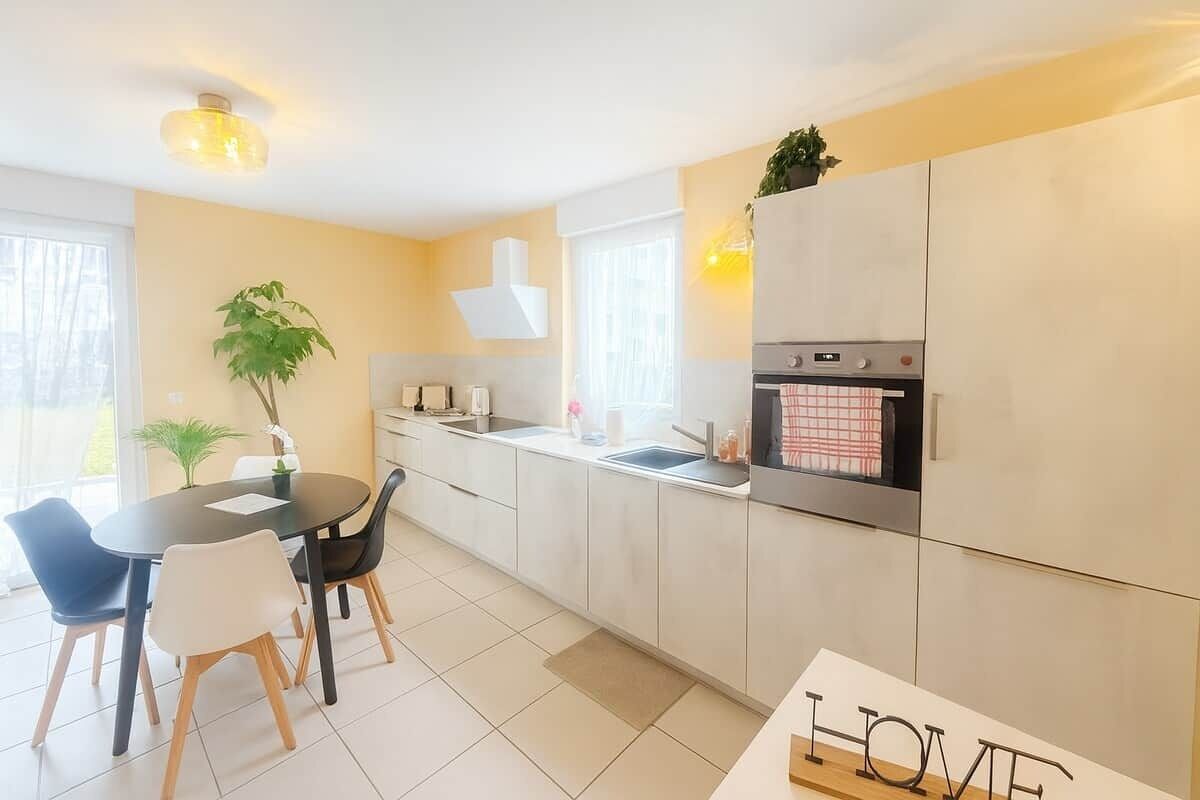 Fridge, oven, dishwasher, coffee/tea maker