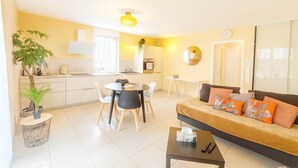 A compact living space with a kitchenette, dining area, and seating area. - Nid des Étoiles, garden, 5 min Strasbourg (Oberhausbergen)