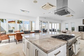 Fridge, microwave, oven, stovetop - LUX 2BR Pool 5mins Beach | Villa Ocean by Bocobay (Noord)
