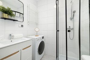 Douche, sèche-cheveux, serviettes fournies, shampoing