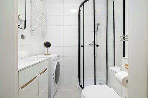 Shower, hair dryer, towels, shampoo - Functional Studio in Krakow | Close to Market Square, Pet Friendly (Kraków)