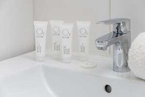 Douche, sèche-cheveux, serviettes fournies, shampoing