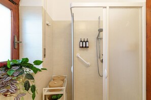 Shower, hair dryer, bidet, towels - Not Ordinary Apartment by Wonderful Italy (Noto)