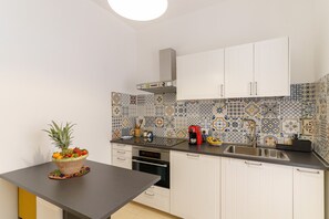 Fridge, oven, coffee/tea maker, cookware/dishes/utensils - Not Ordinary Apartment by Wonderful Italy (Noto)