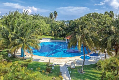Isla Mujeres | Romantic Beach Retreat | Pool + Beach