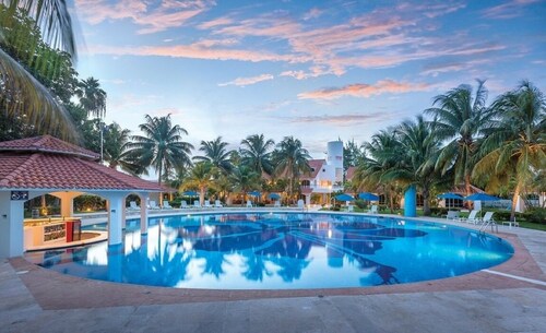 Isla Mujeres | Romantic Beach Retreat | Pool + Beach