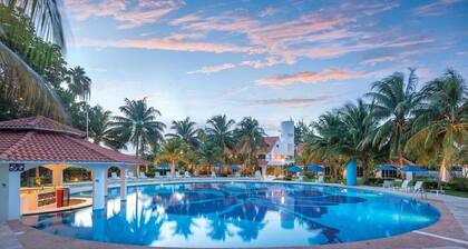 Isla Mujeres | Romantic Beach Retreat | Pool + Beach